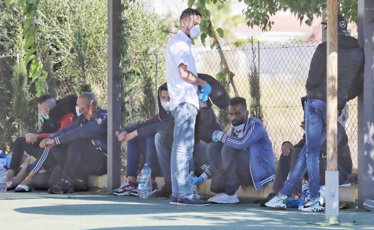 Algunos de los inmigrantes sorprendidos tras desembarcar de una patera.