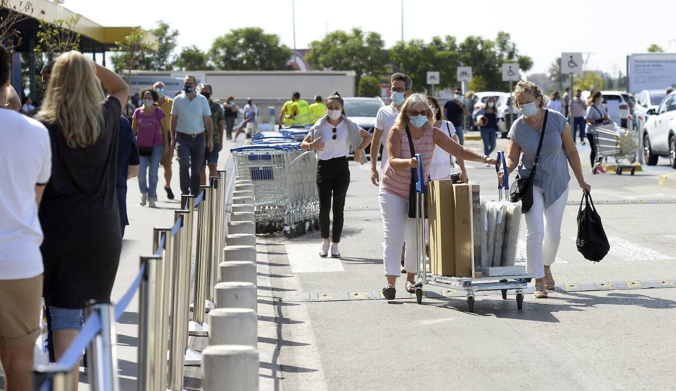 Fotos: Miles de alicantinos aprovechan el festivo local para visitar los centros comerciales de Murcia