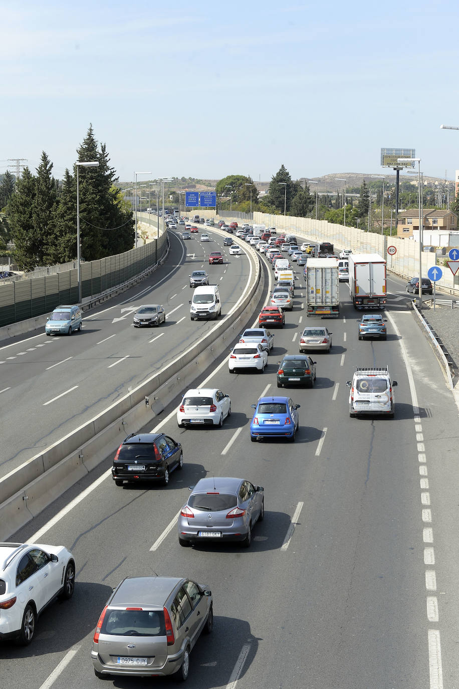 Fotos: Miles de alicantinos aprovechan el festivo local para visitar los centros comerciales de Murcia