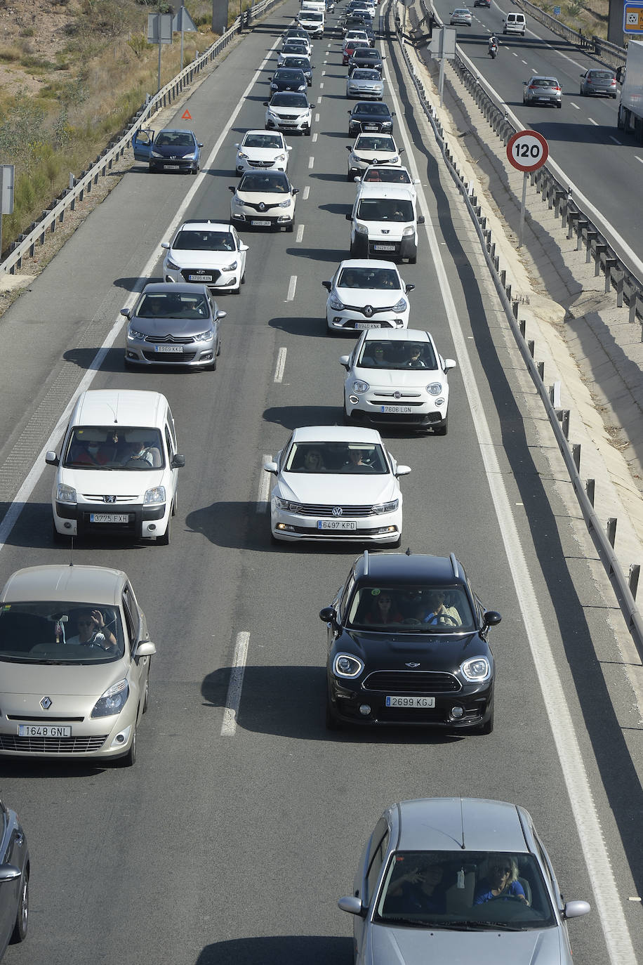 Fotos: Miles de alicantinos aprovechan el festivo local para visitar los centros comerciales de Murcia