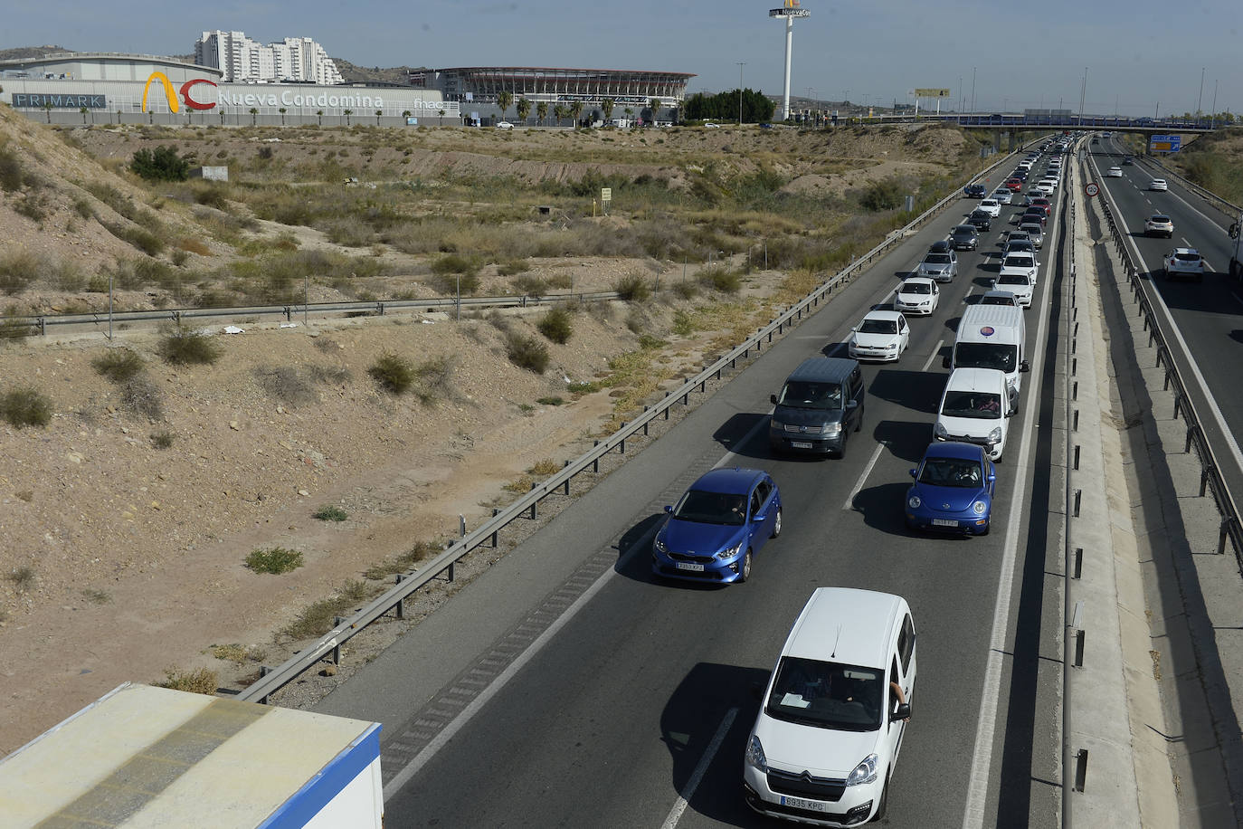 Fotos: Miles de alicantinos aprovechan el festivo local para visitar los centros comerciales de Murcia