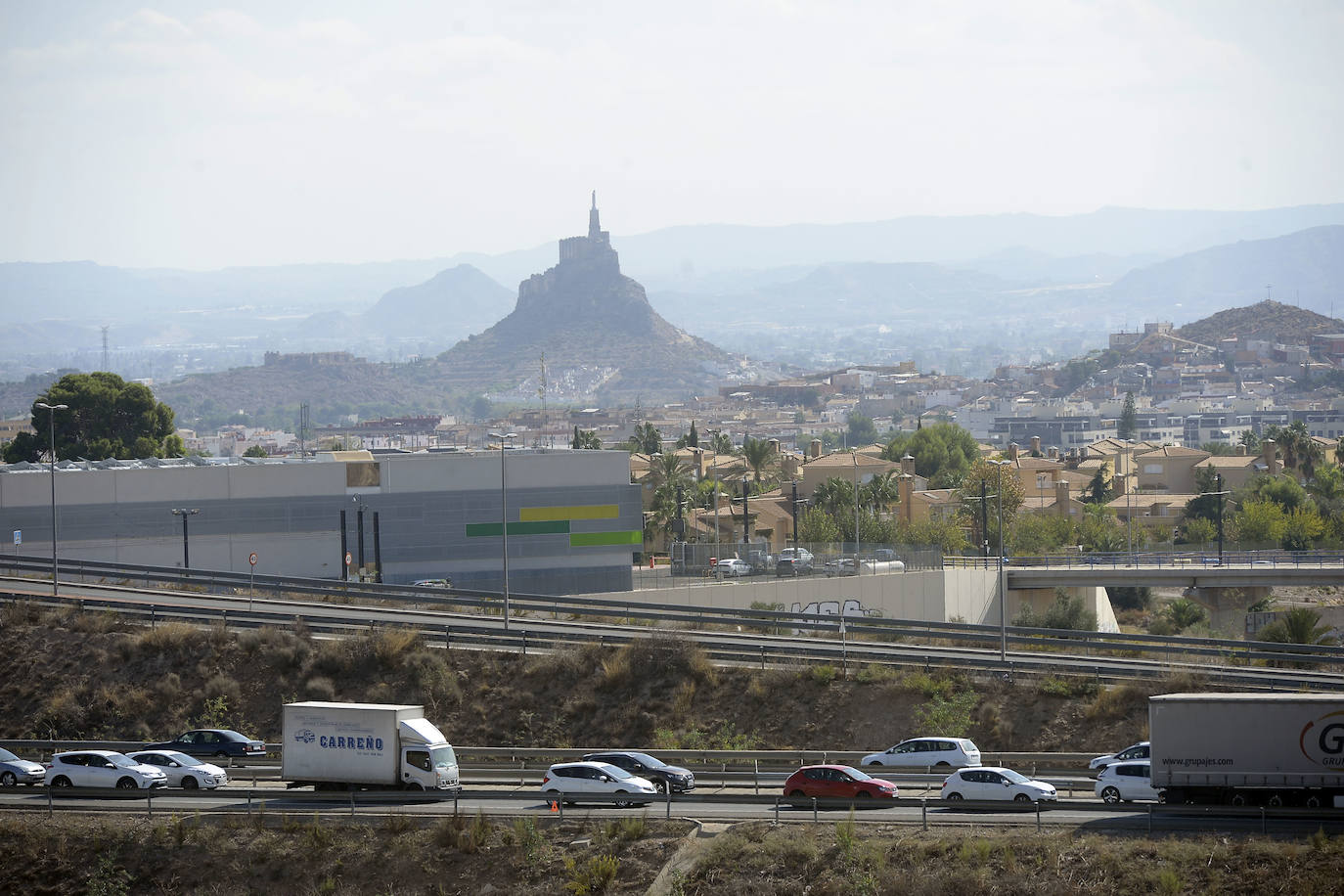 Fotos: Miles de alicantinos aprovechan el festivo local para visitar los centros comerciales de Murcia