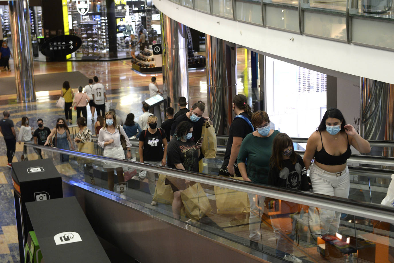 Fotos: Miles de alicantinos aprovechan el festivo local para visitar los centros comerciales de Murcia