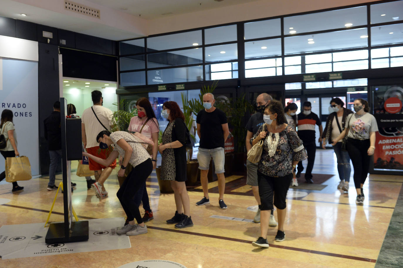 Fotos: Miles de alicantinos aprovechan el festivo local para visitar los centros comerciales de Murcia