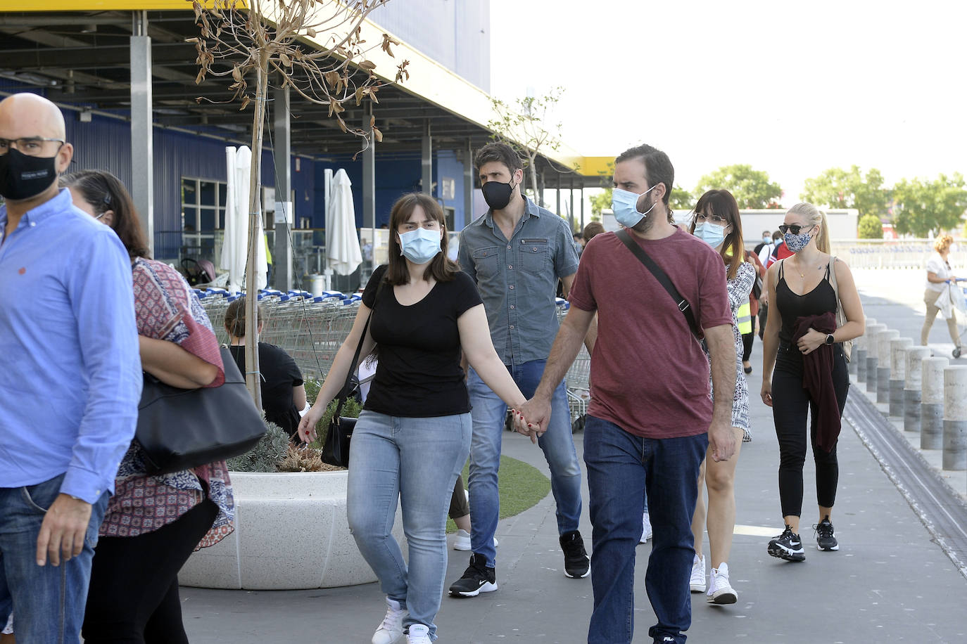 Fotos: Miles de alicantinos aprovechan el festivo local para visitar los centros comerciales de Murcia
