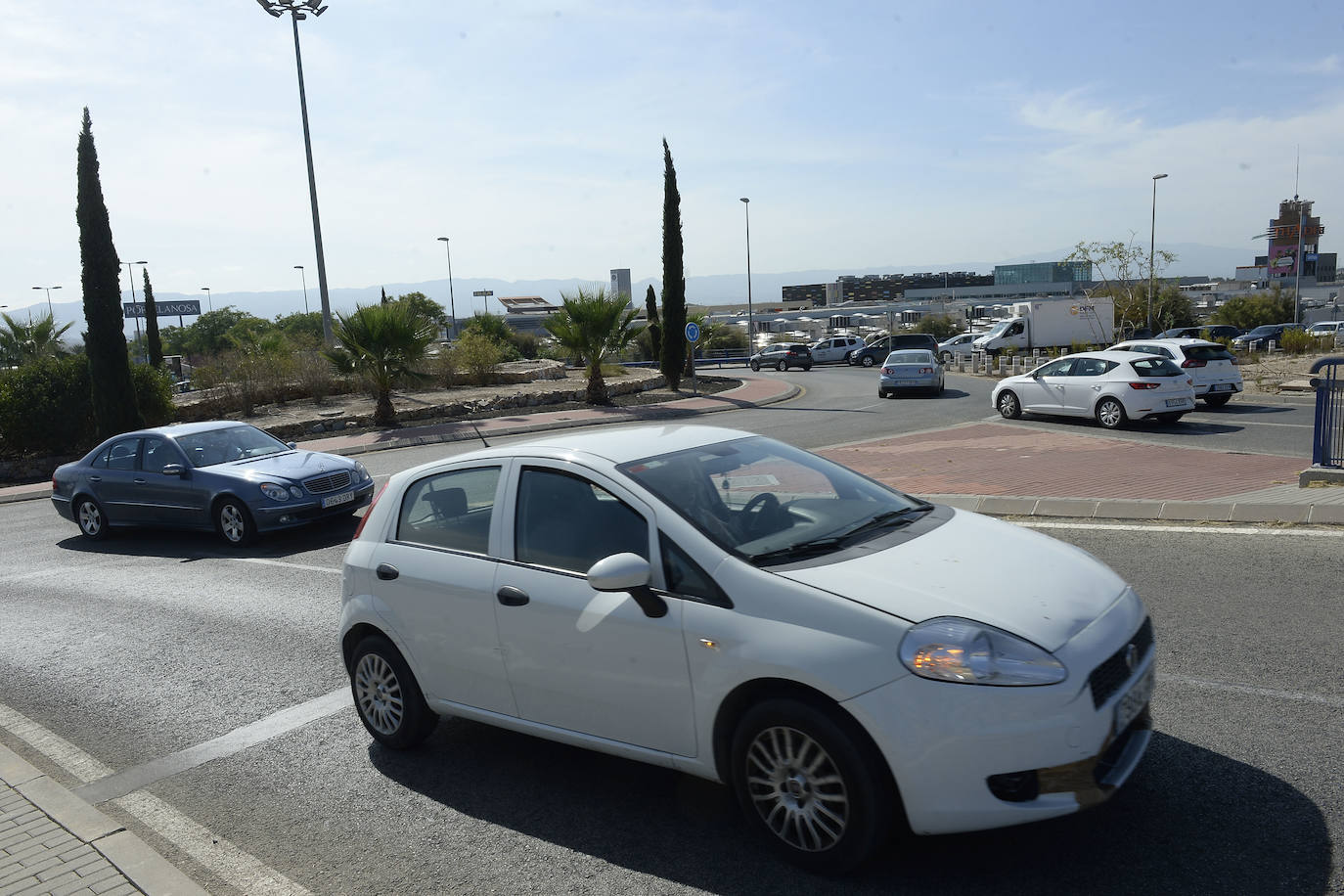 Fotos: Miles de alicantinos aprovechan el festivo local para visitar los centros comerciales de Murcia