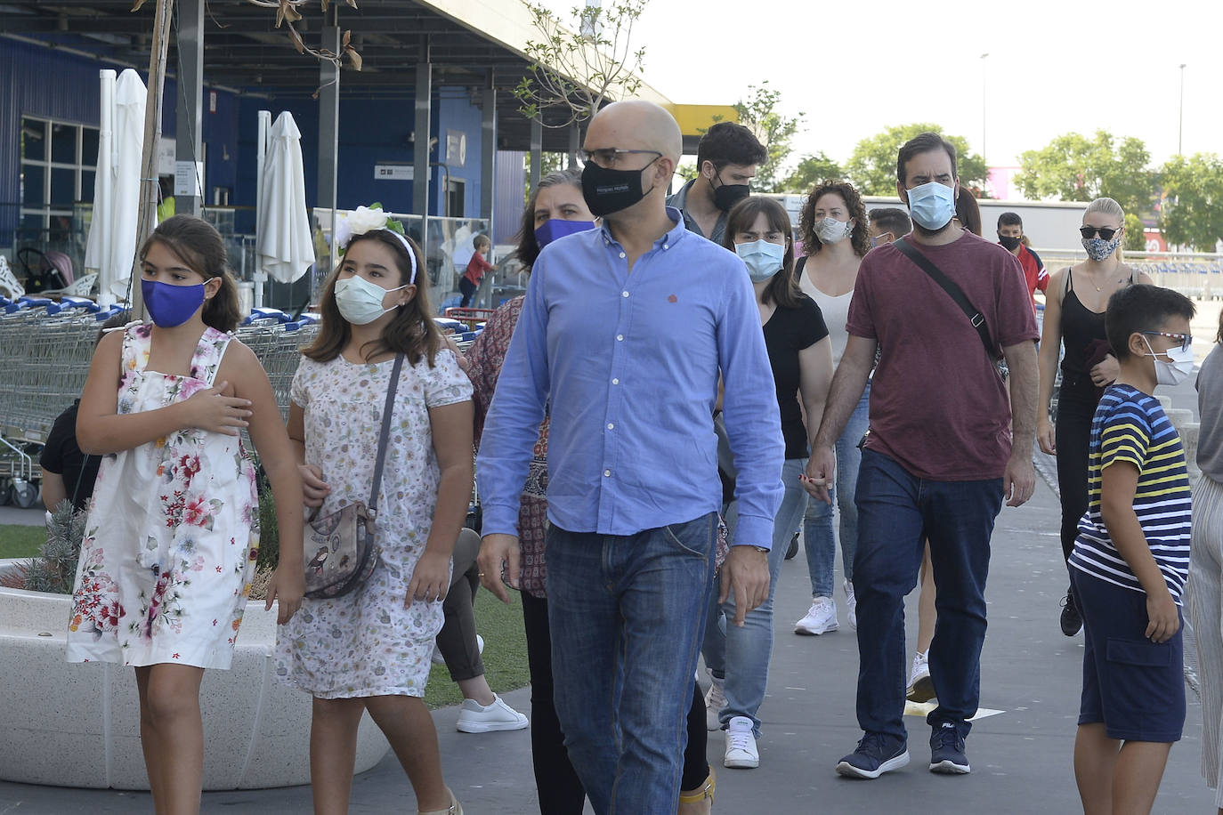 Fotos: Miles de alicantinos aprovechan el festivo local para visitar los centros comerciales de Murcia
