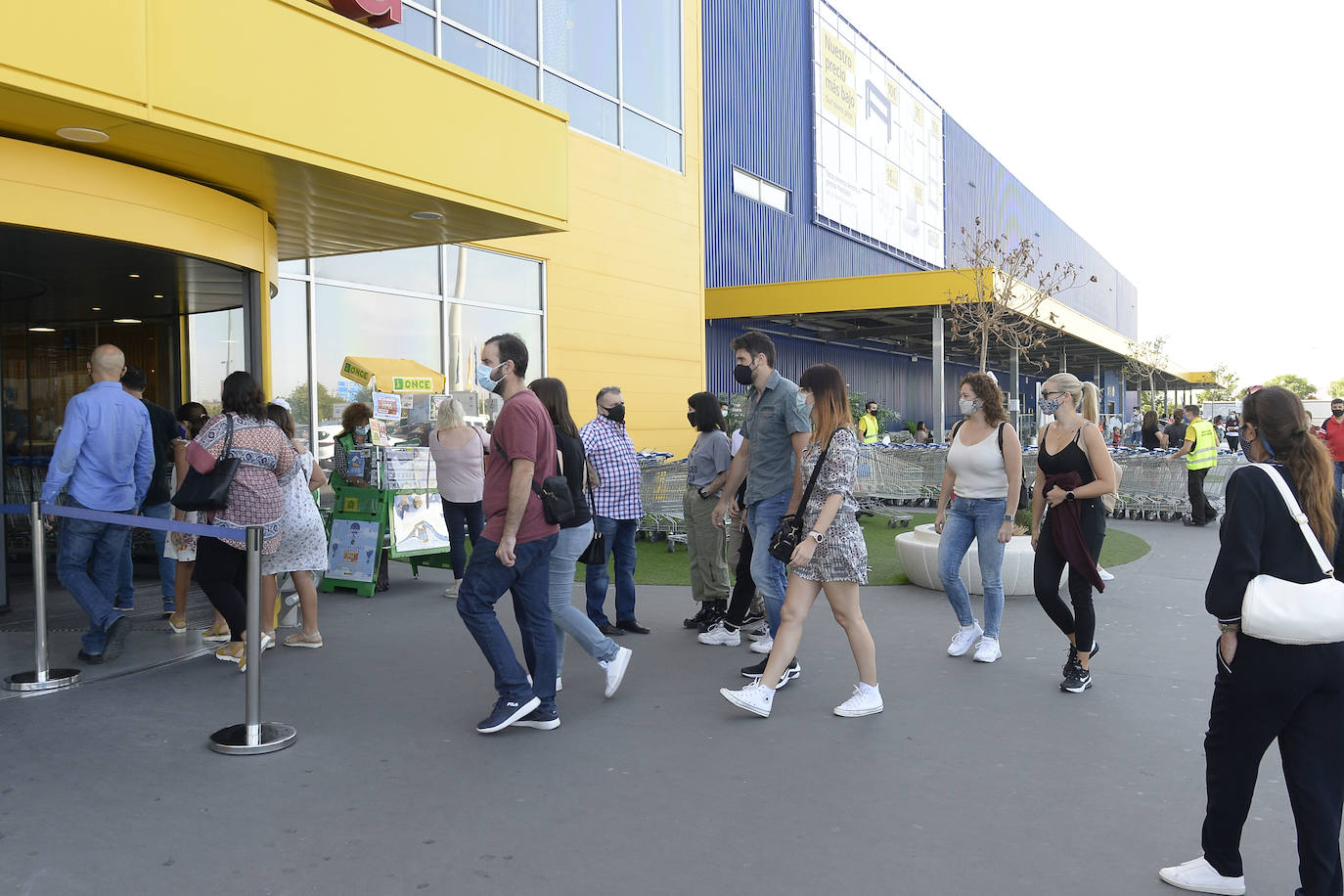 Fotos: Miles de alicantinos aprovechan el festivo local para visitar los centros comerciales de Murcia