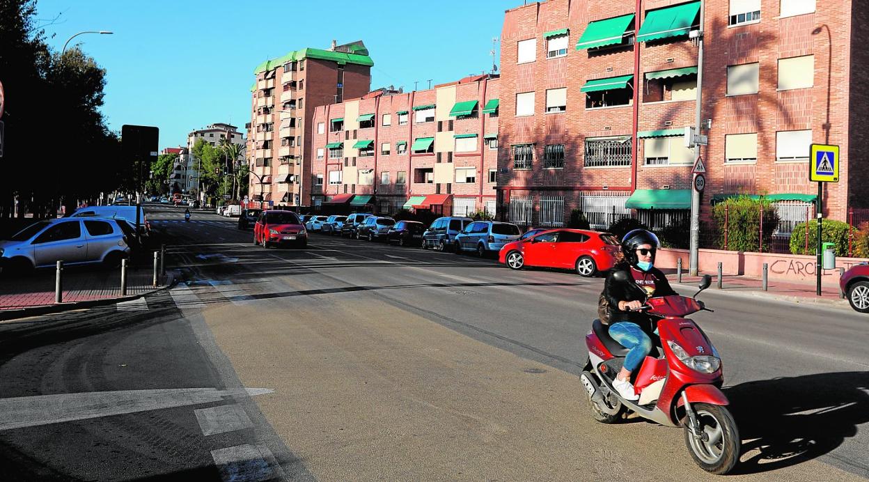 Una moto circula por una de las calles pavimentadas, en parte, con el asfalto frío que se ha demostrado que reduce la temperatura del aglomerado en verano. 