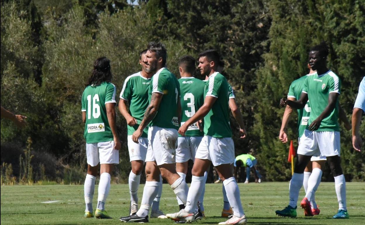 Los jugadores del Córdoba se felicitan tras ganar a la Balona, en uno de los amistosos de esta pretemporada.