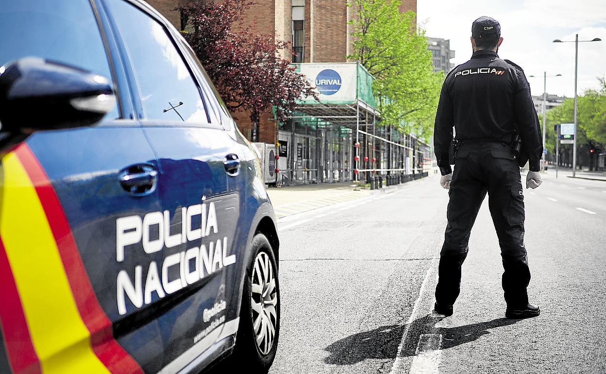 Coche y agente de Policía Nacional.