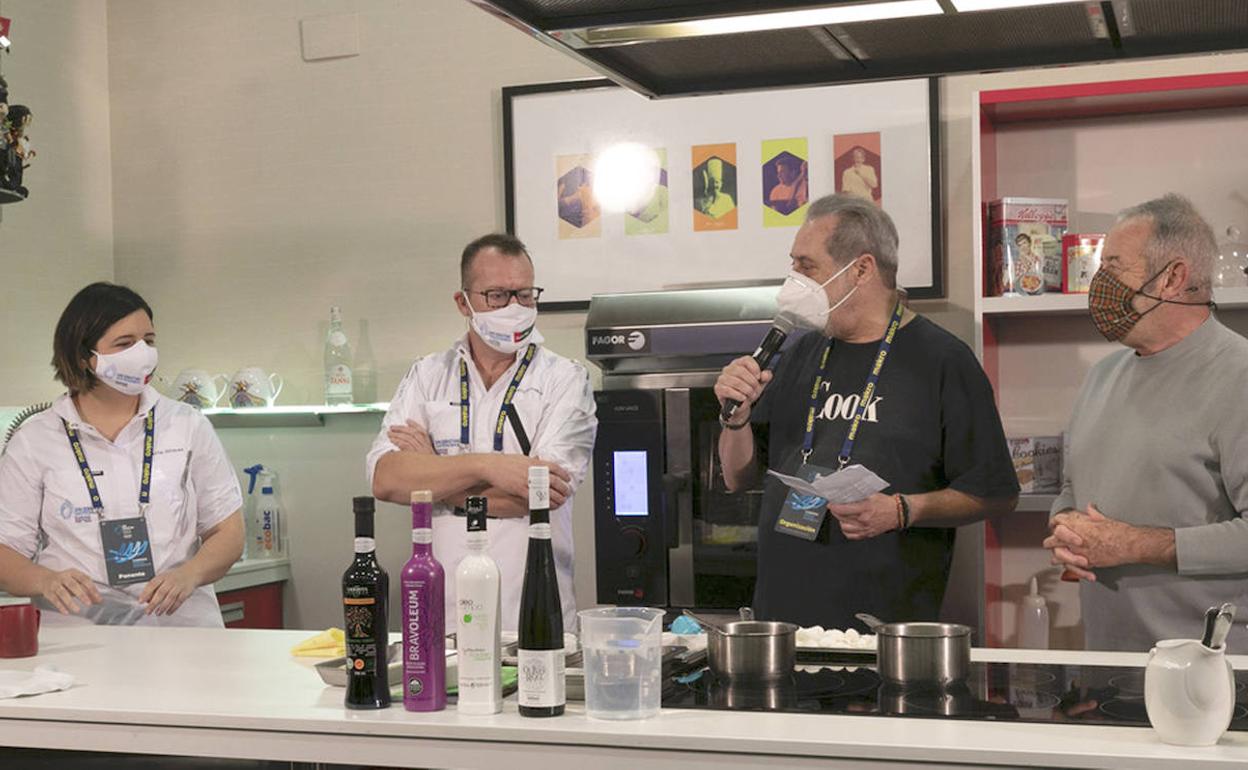 Los chefs María Gómez, de Magoga, y Pablo González, de Cabaña Buenavista, este viernes en San Sebastián Gastronomika.