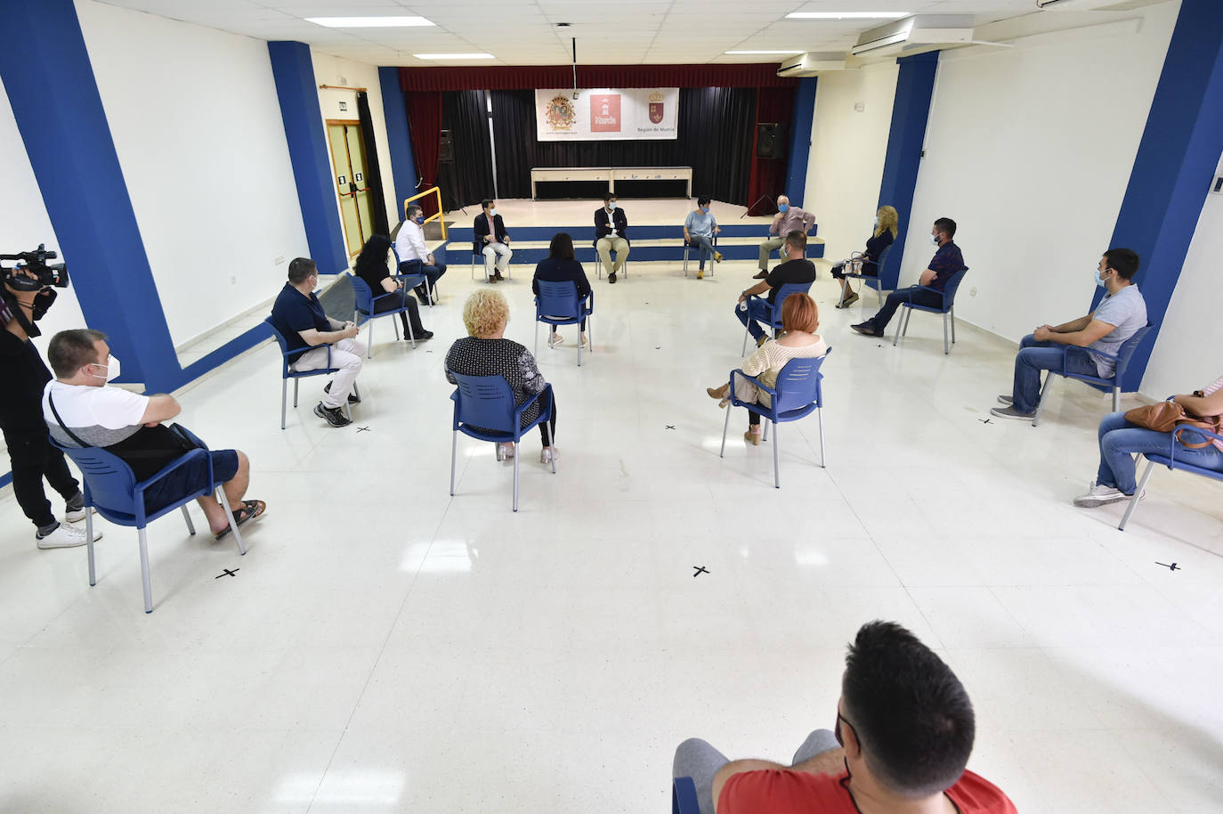 Fotos: Fernando López Miras se reúne con los vecinos de las casas okupadas de Torreagüera