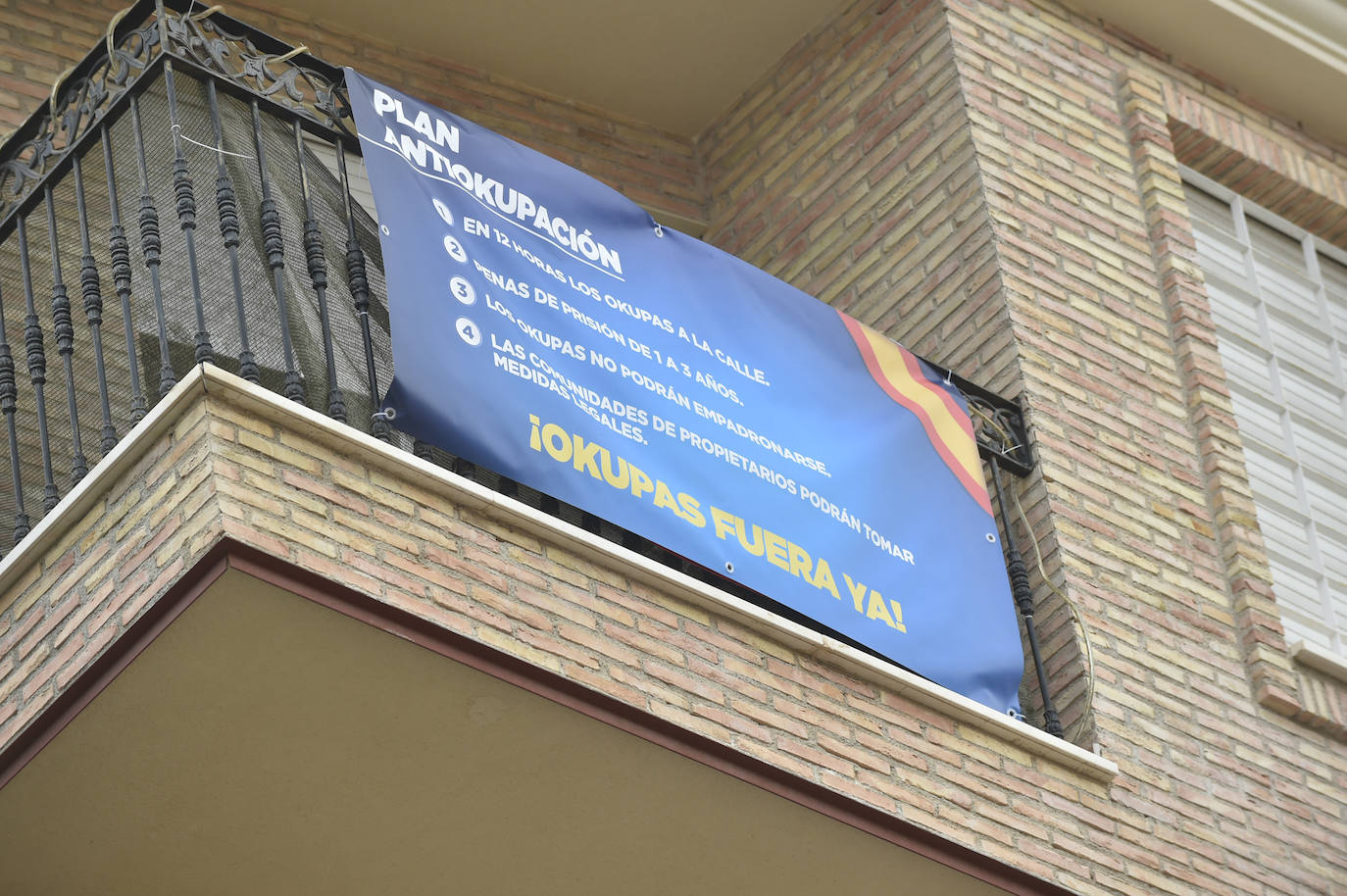 Fotos: Fernando López Miras se reúne con los vecinos de las casas okupadas de Torreagüera