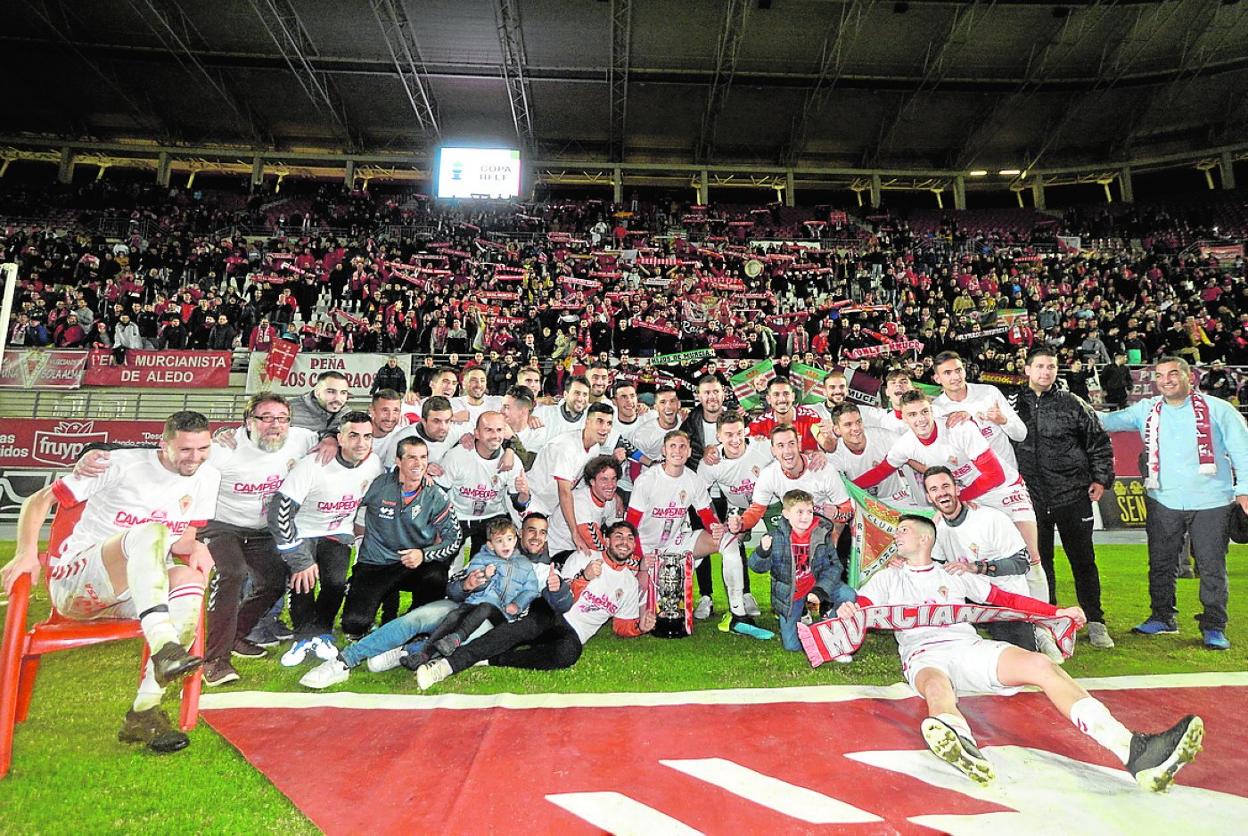 Los jugadores del Real Murcia, en diciembre del año pasado, celebrando el título. 