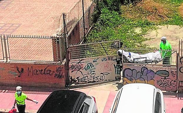 Levantamiento de un cadáver hallado en el recinto.