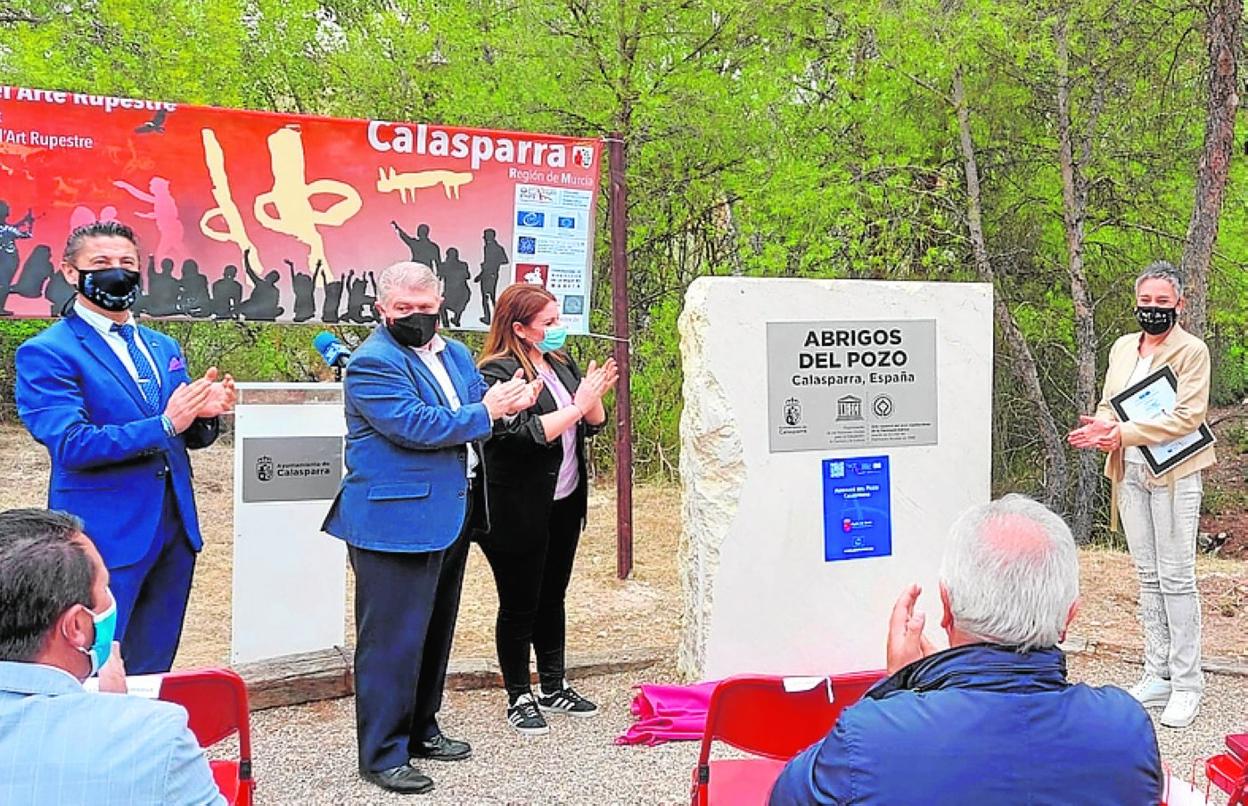Ramón Montes, director del itinerario cultural europeo de arte rupestre, José Vélez, Esperanza Moreno y Teresa García, ayer, en Calasparra. 