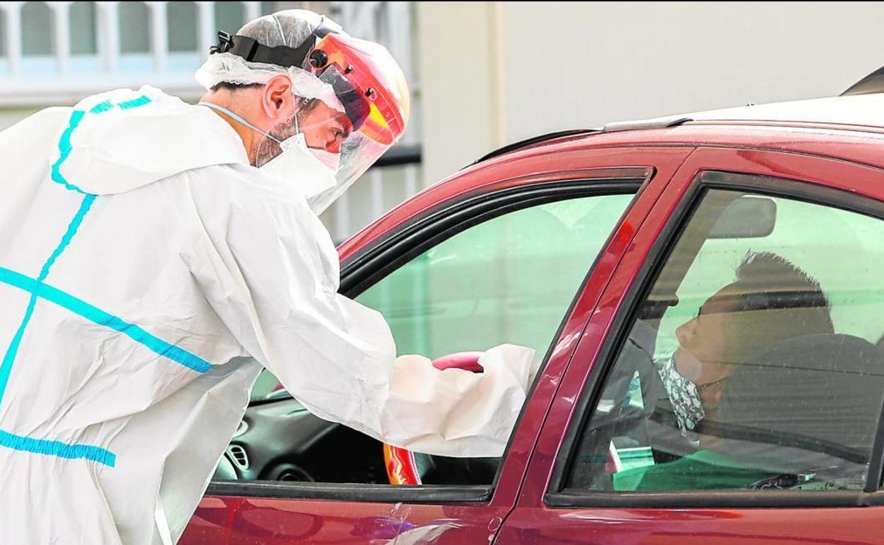 Extracción de pruebas a un hombre en Lorca para someterse a una PCR en una foto de archivo. 