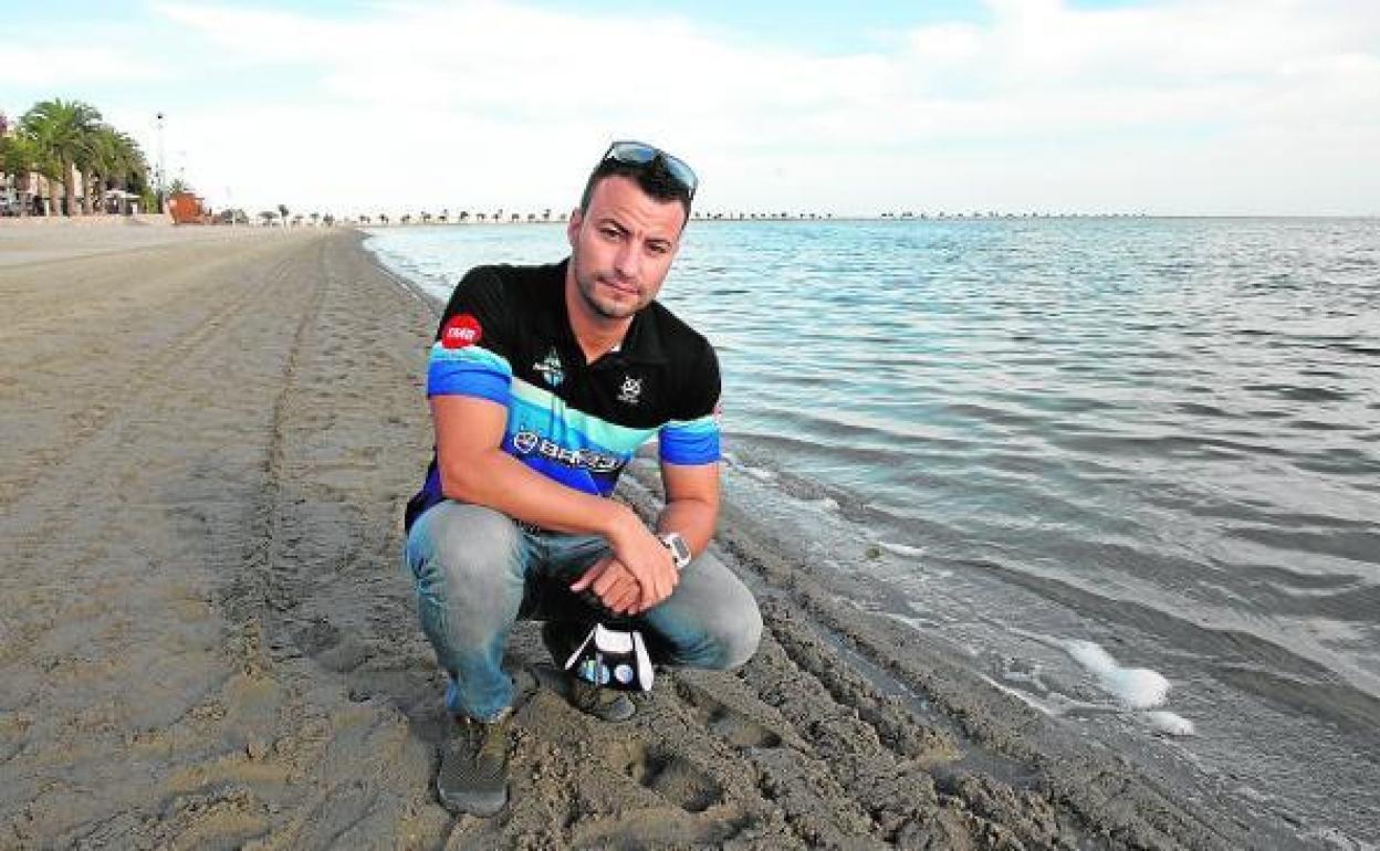 El nadador catalán Alberto Lorente, en la playa de Lo Pagán un día antes de comenzar la prueba.