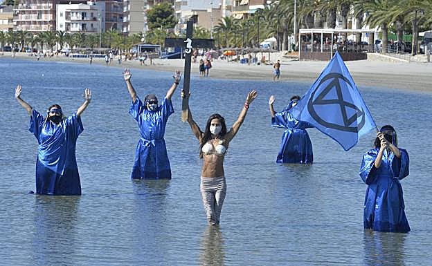 Una de las acciones realizadas por el grupo 'Banderas negras' en defensa del Mar Menor.