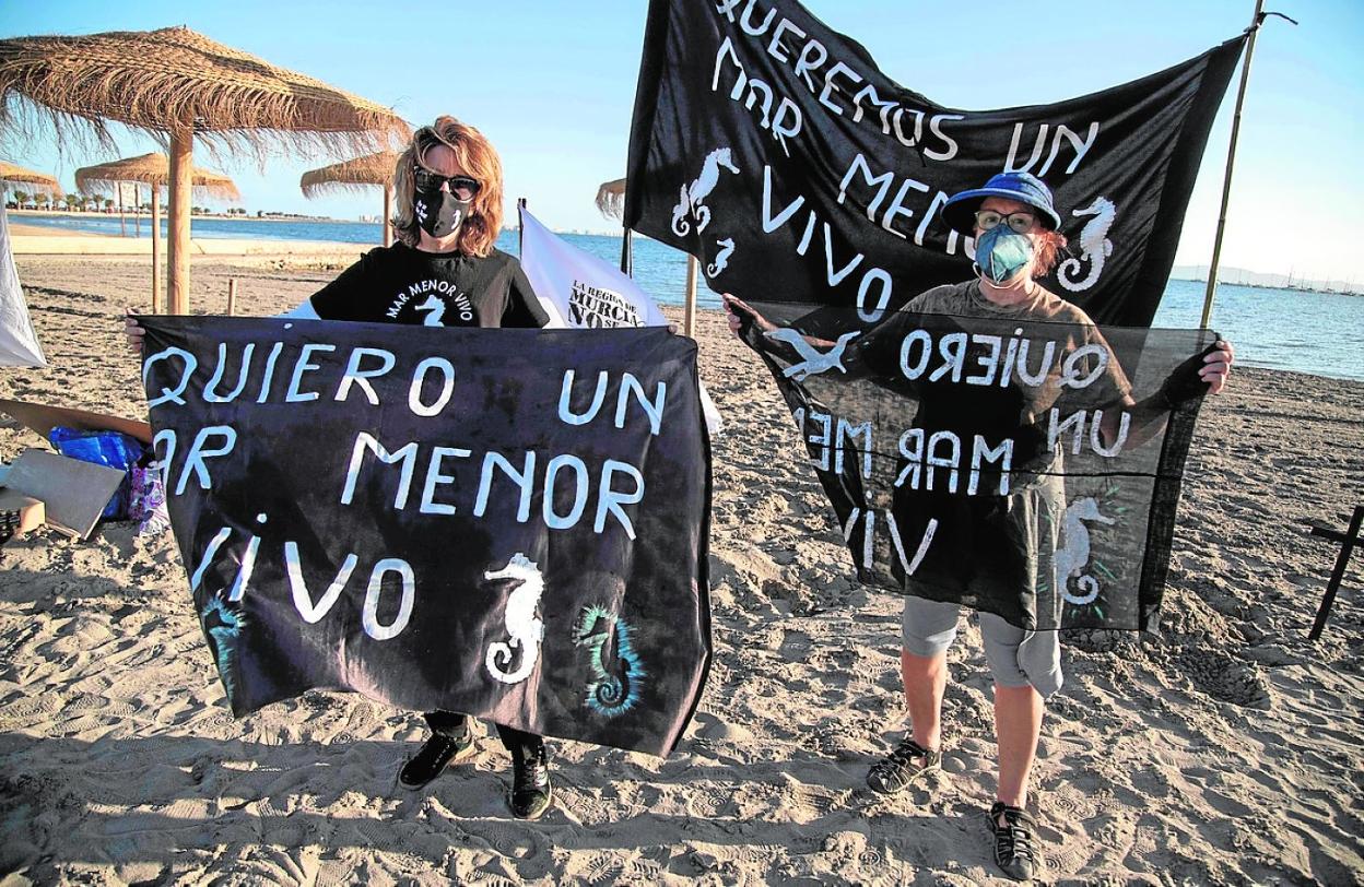 Dos de los participantes en el acto celebrado ayer en la playa de Villananitos. 