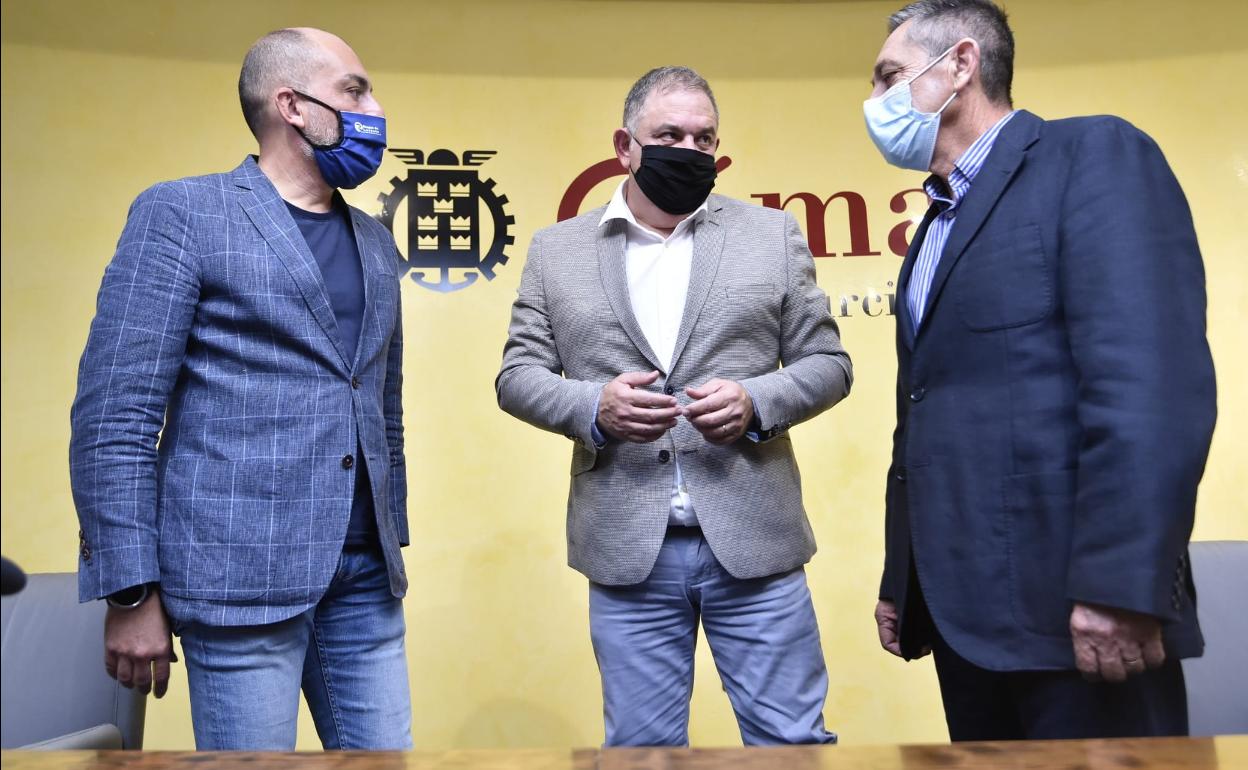 El presidente del Sindicato de Regantes, Lucas Jiménez, en el centro, este martes. 