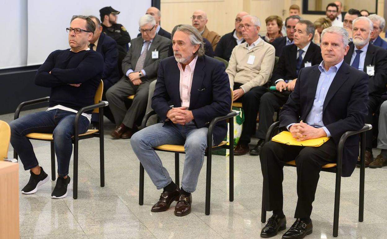 Álvaro Pérez 'El Bigotes' (i), Francisco Correa (c) y Pablo Crespo al comienzo del juicio por la visita del Papa a Valencia.