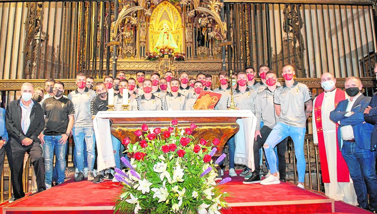 Ofrenda floral de los granas en la Catedral