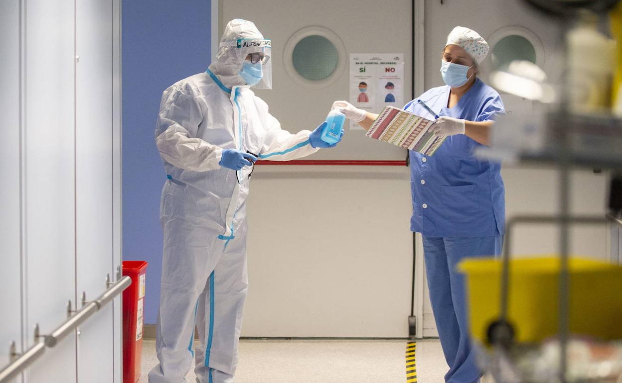 Dos sanitarios del hospital Reina Sofía, en una imagen de archivo.