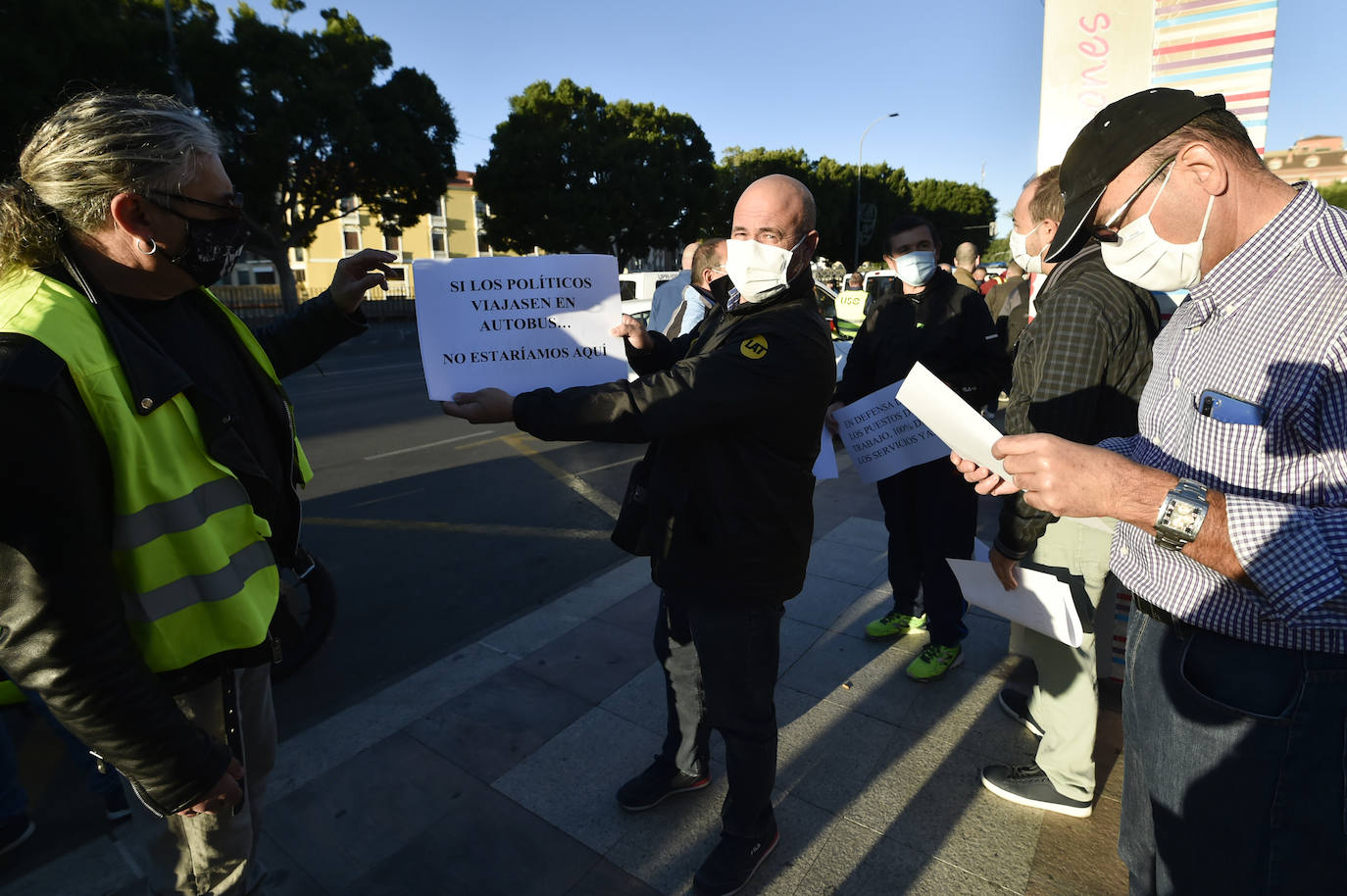 Fotos: Manifestación de los trabajadores de Latbus en Murcia