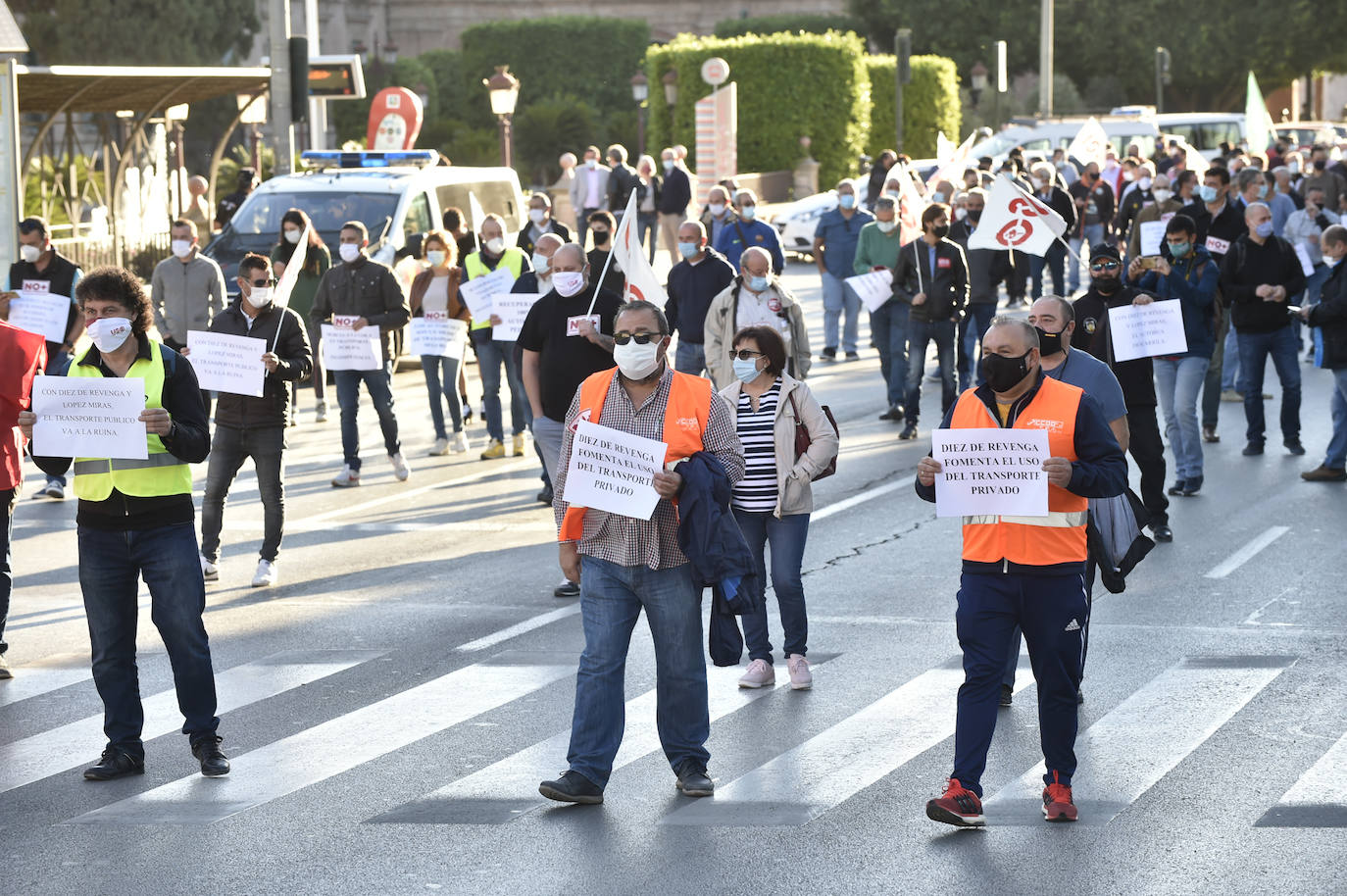 Fotos: Manifestación de los trabajadores de Latbus en Murcia