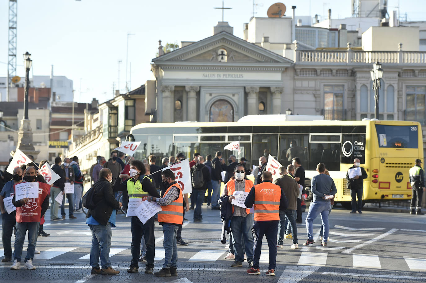 Fotos: Manifestación de los trabajadores de Latbus en Murcia