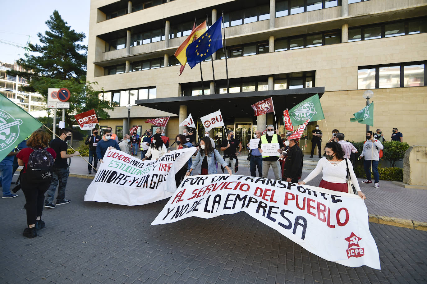 Fotos: Manifestación de los trabajadores de Latbus en Murcia