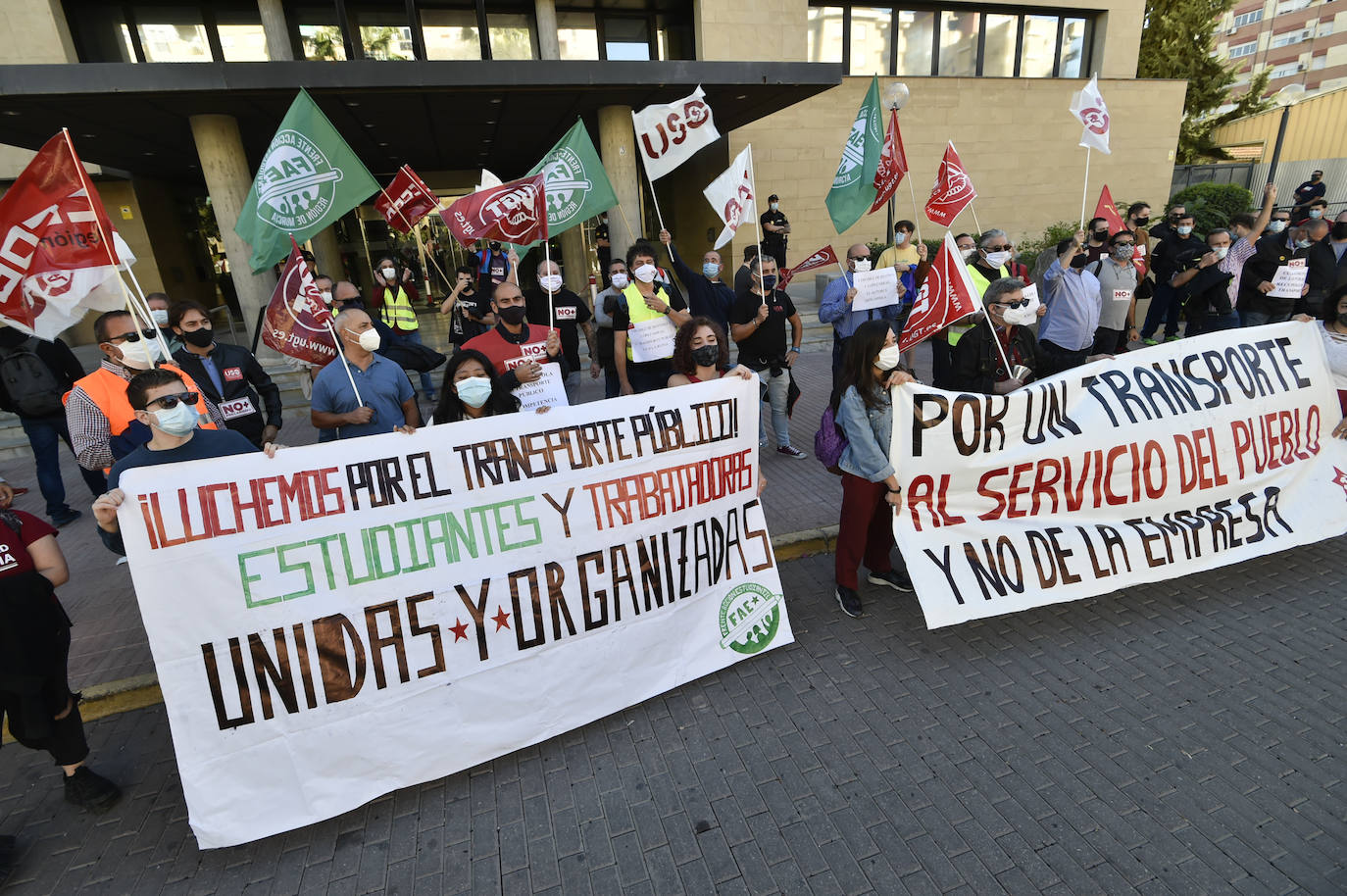 Fotos: Manifestación de los trabajadores de Latbus en Murcia