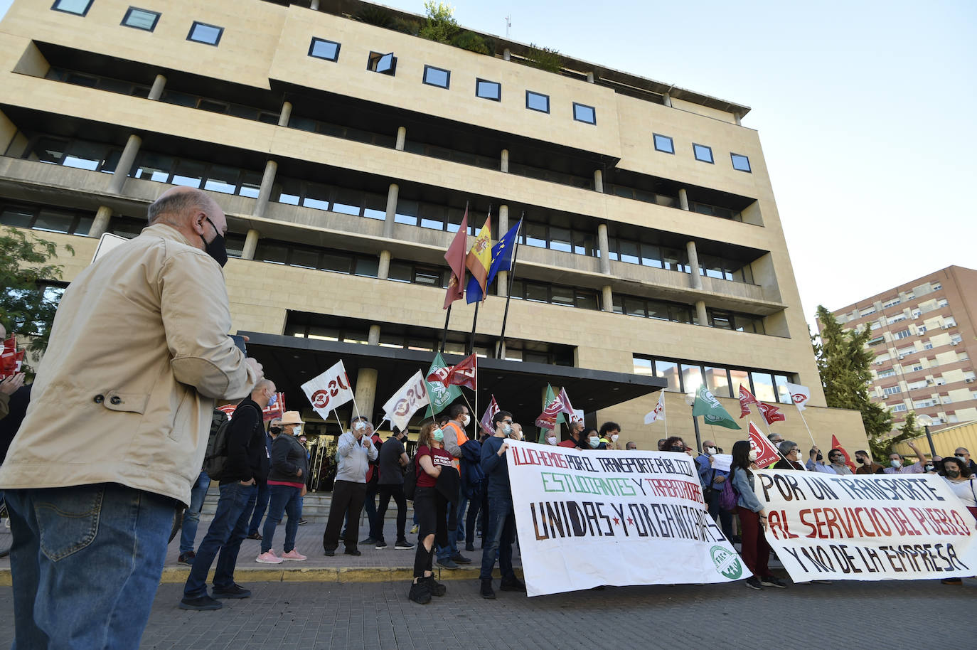 Fotos: Manifestación de los trabajadores de Latbus en Murcia