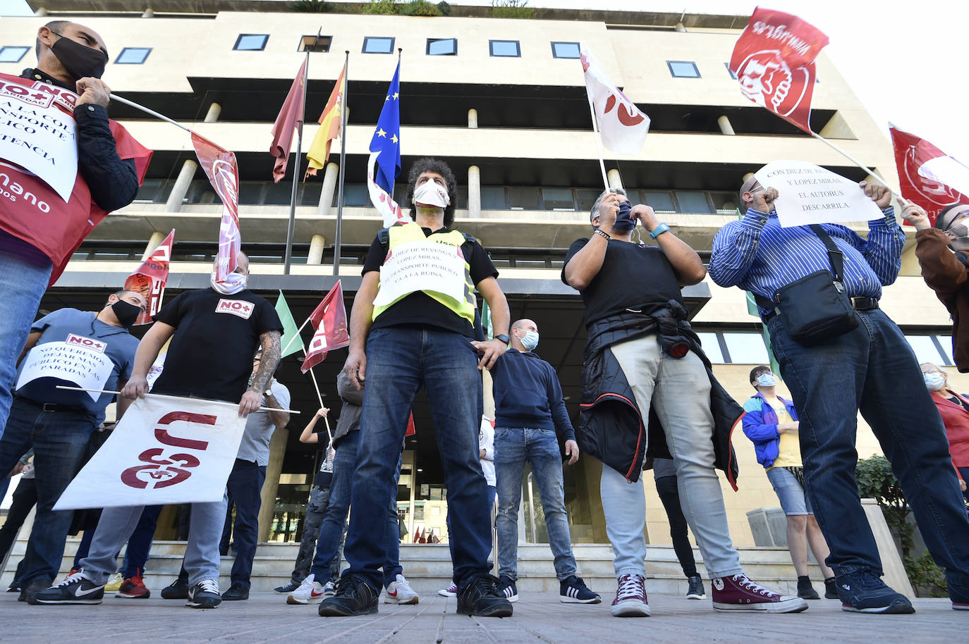 Fotos: Manifestación de los trabajadores de Latbus en Murcia