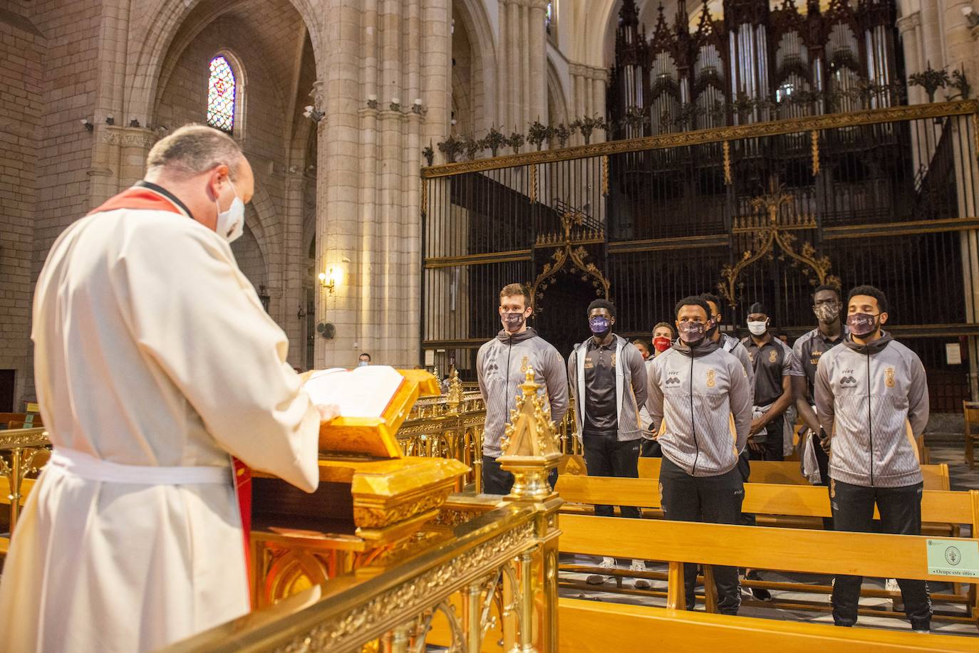 Fotos: Ofrenda floral del Murcia en la catedral