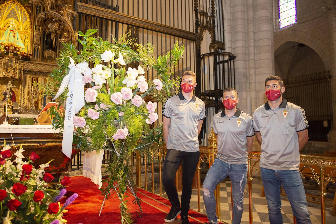 Fotos: Ofrenda floral del Murcia en la catedral