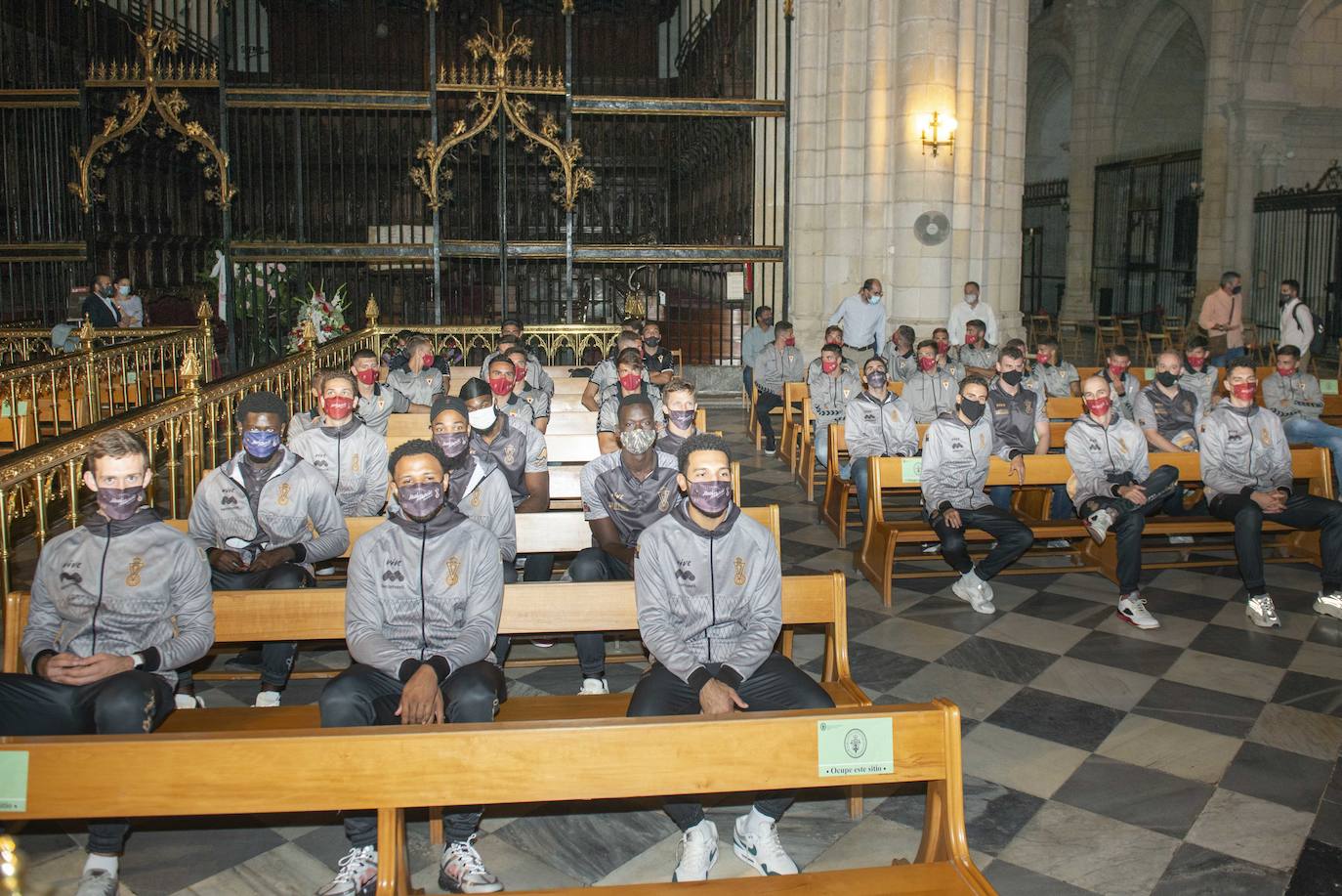 Fotos: Ofrenda floral del Murcia en la catedral