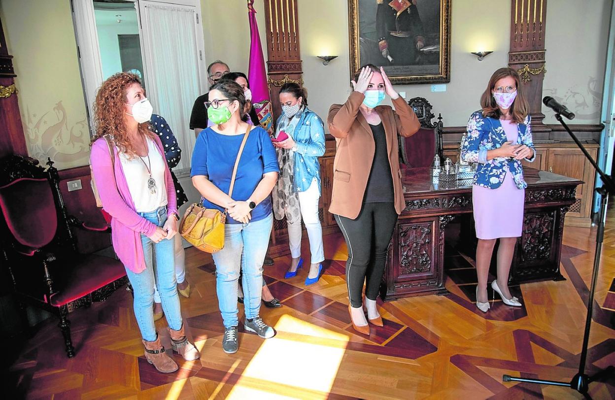 Padres y madres de La Aljorra, junto a Moreno y Castejón, en el Palacio Consistorial. 