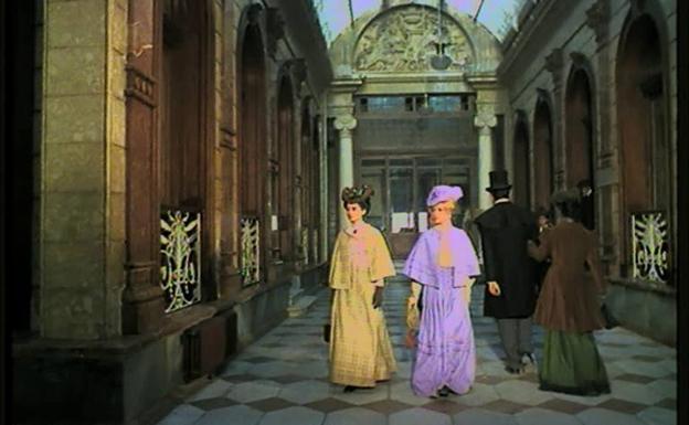 Soledad Miranda y Maria Rohm, en una escena de 'El Conde Drácula' rodada en el Real Casino de Murcia.