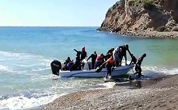 Imágenes de la llegada de una de las pateras a la costa de Portmán, a mediodía del sábado, grabadas por un vecino.
