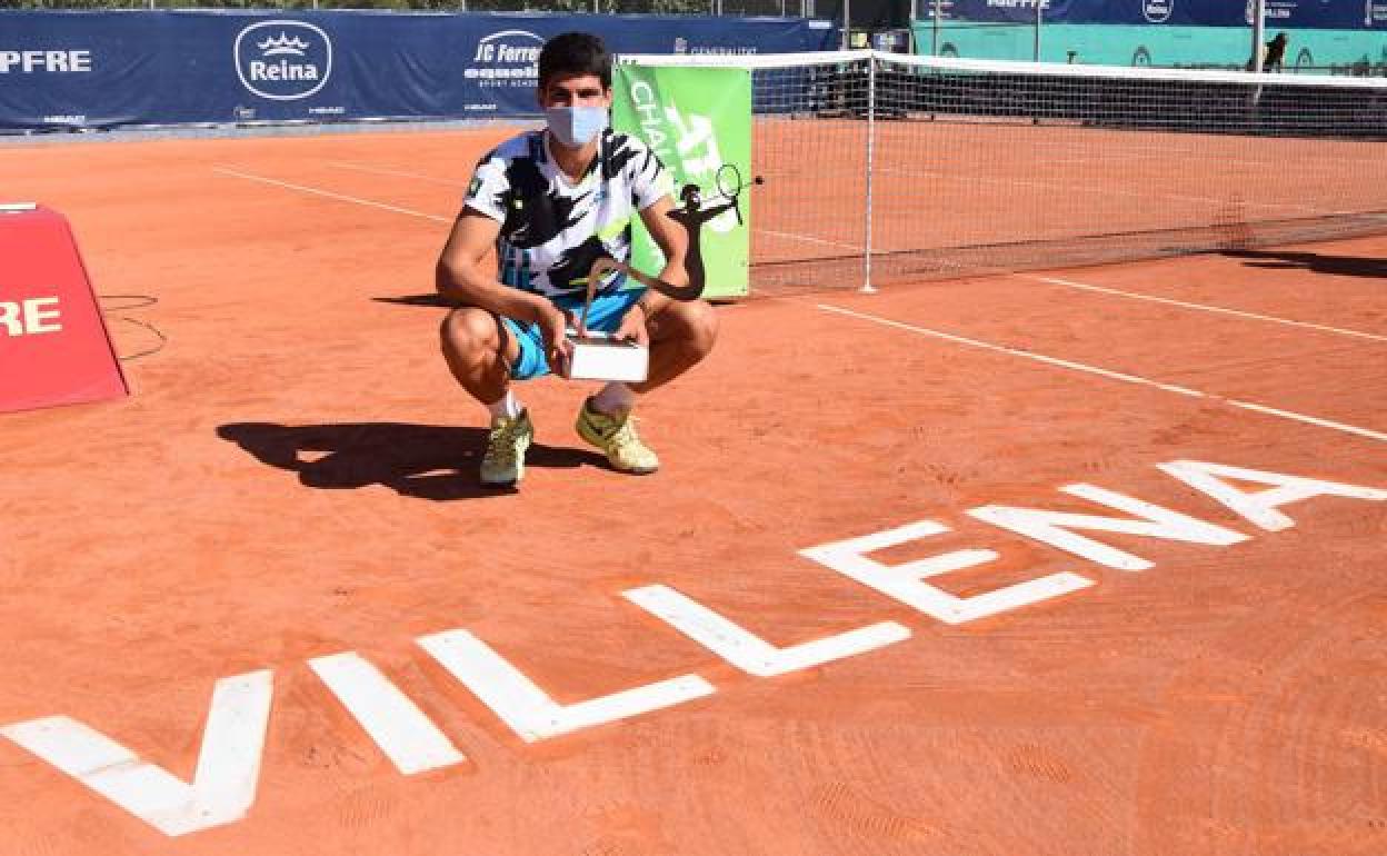 Carlos Alcaraz posa con su trofeo, este domingo, en Villena.