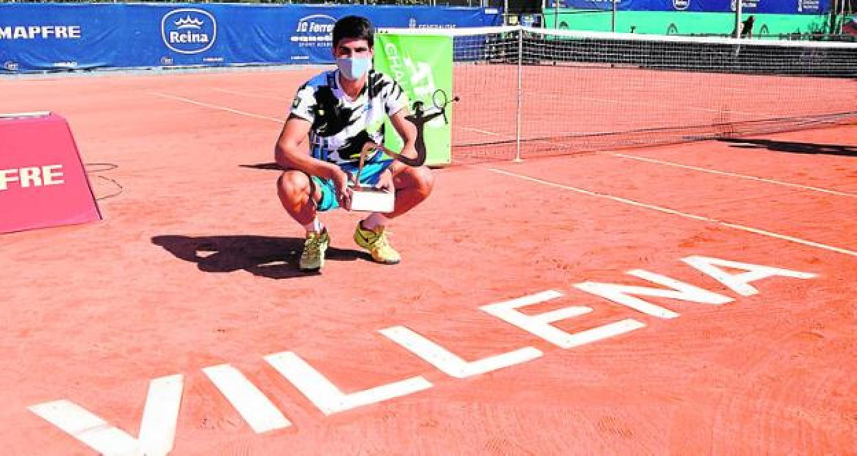 Carlos Alcaraz, con su trofeo de ganador, ayer en Villena. 