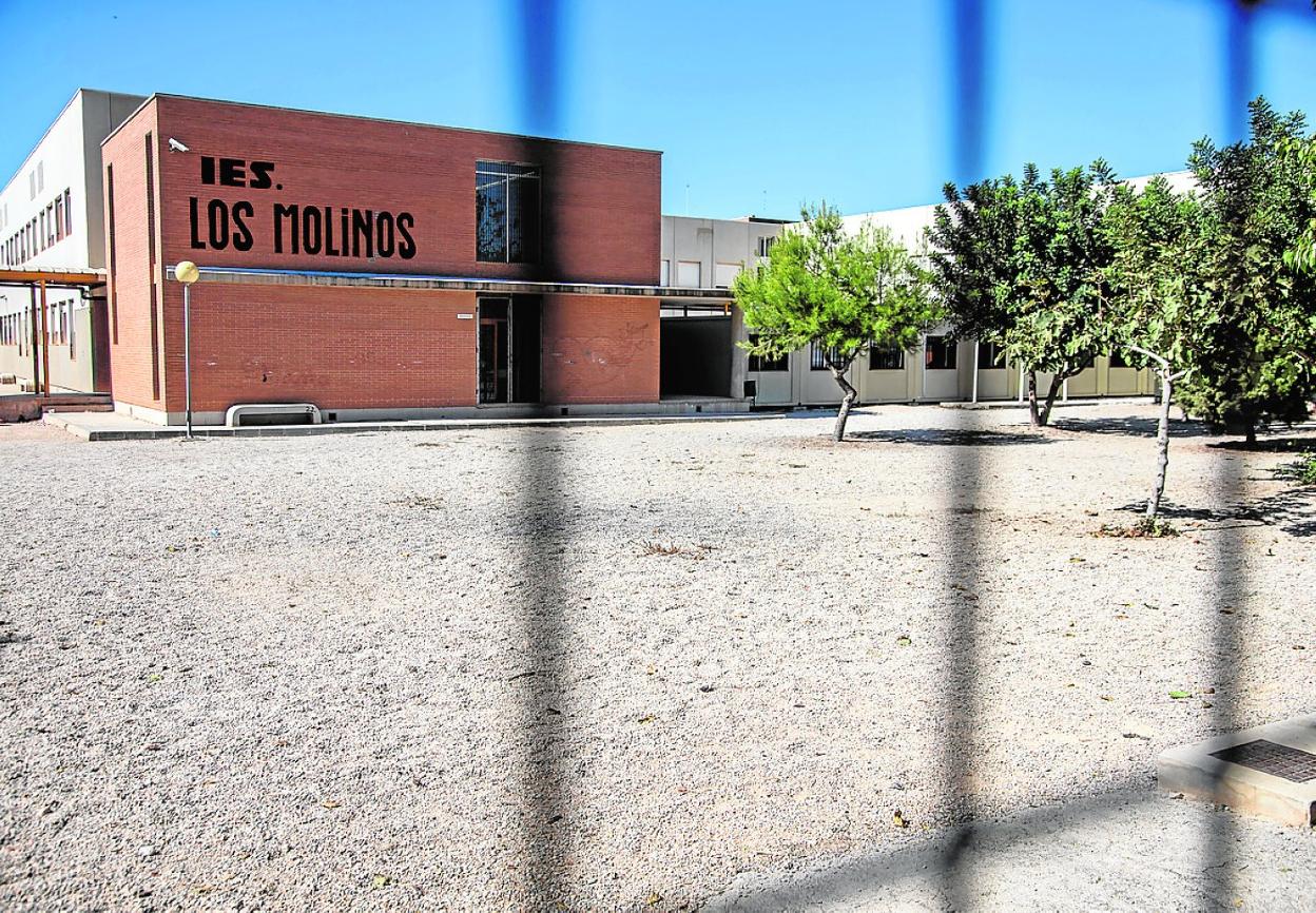 Instituto Los Molinos, en Barrio Peral, con aulas prefabricadas en el patio. 