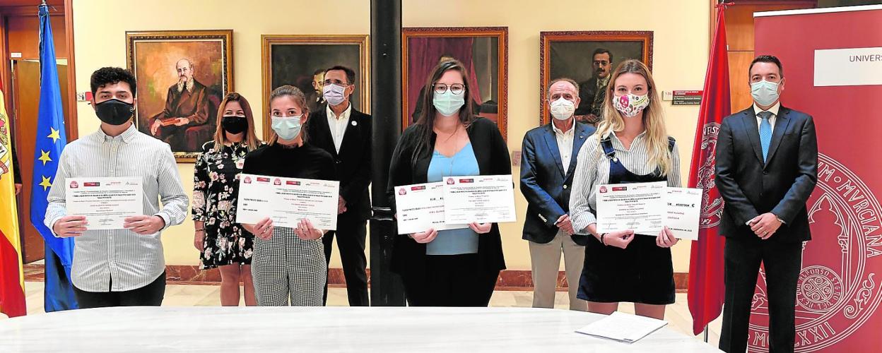 Los alumnos premiados por sus iniciativas empresariales con sus correspondientes diplomas. 