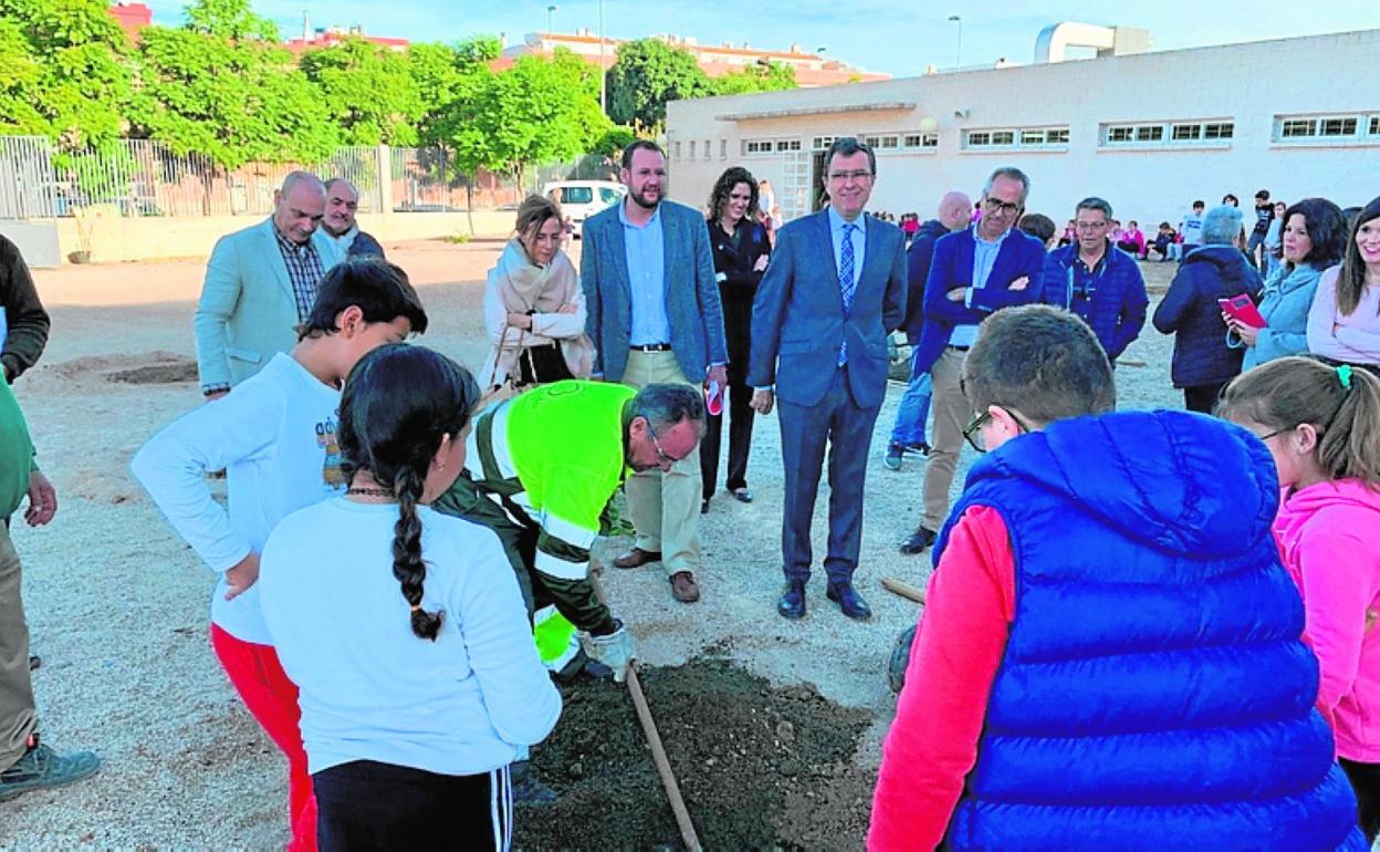 Plantación de árboles en un colegio antes del confinamiento. 