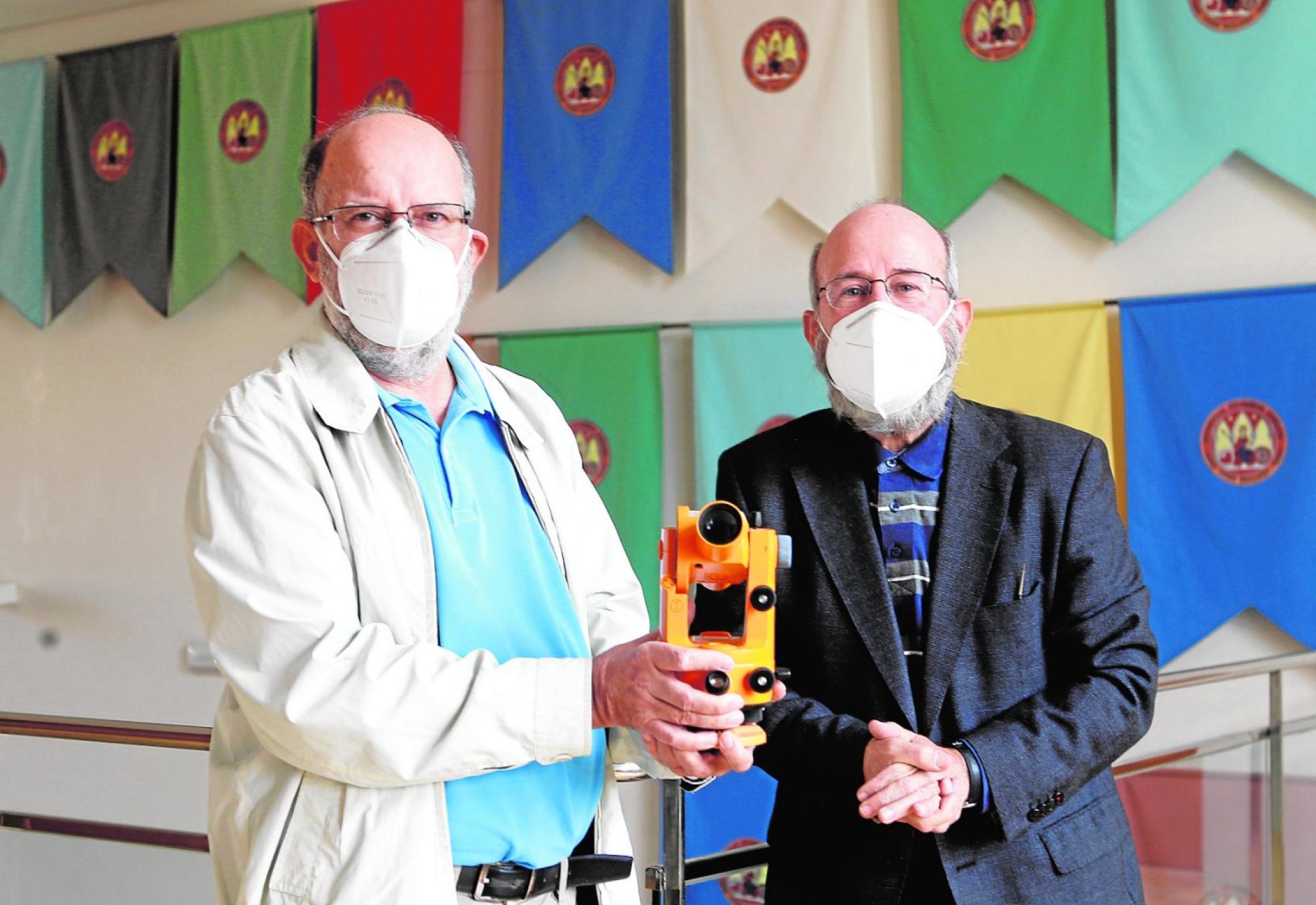 Sebastián Ramallo y José Miguel García Cano, con el teodolito, «el niño» de la doctora Muñoz Amilibia, instrumento de precisión con el que en 1975 realizaba las primeras prospecciones.