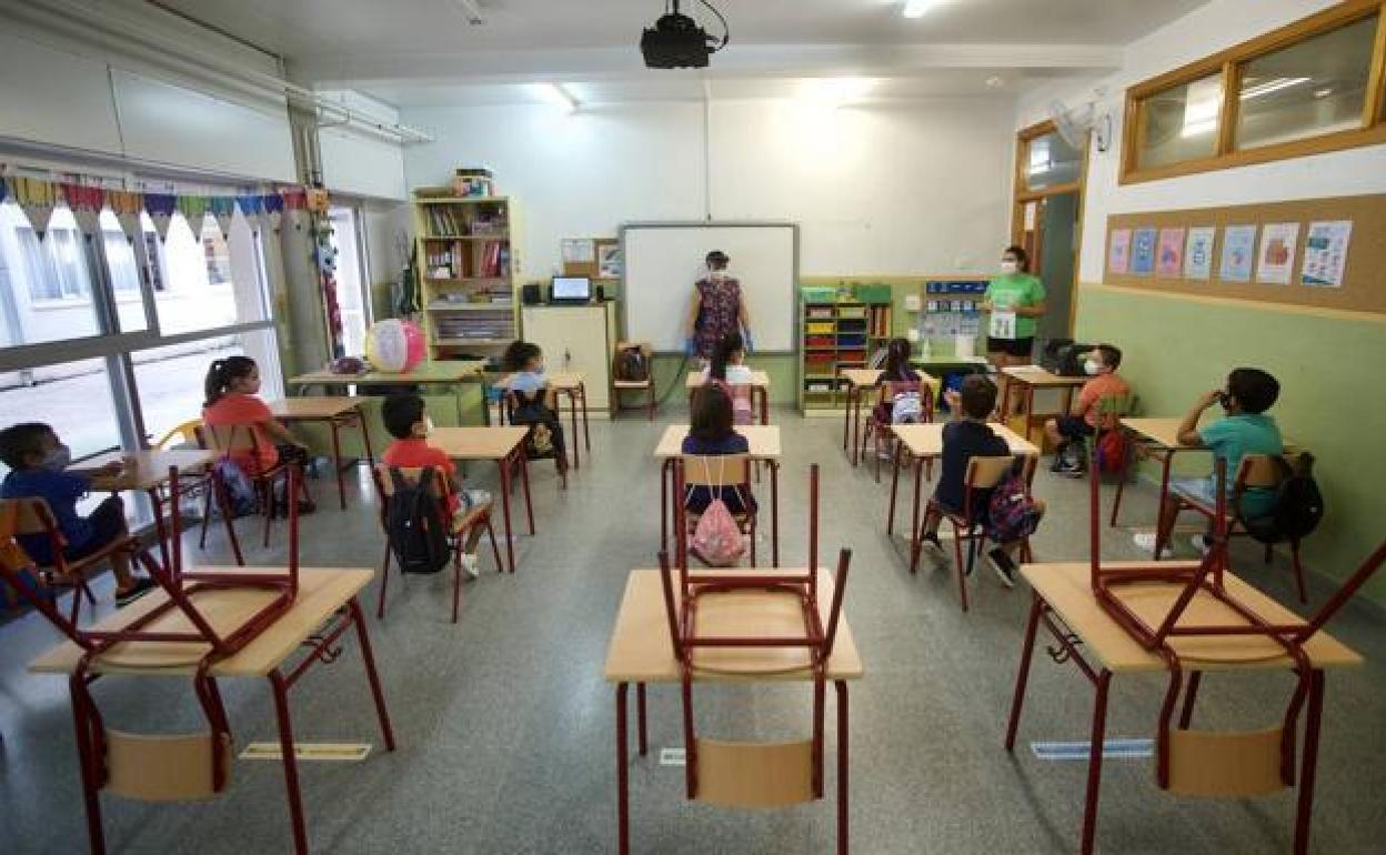 Estudiantes con mascarilla en un aula en una foto de archivo.