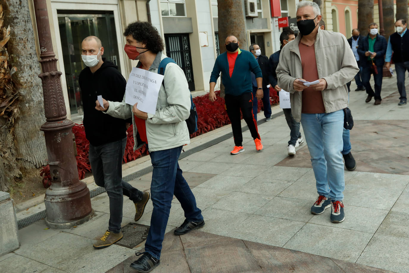 Fotos: Concentración y marcha de los trabajadores de Latbus hasta la Consejería de Fomento